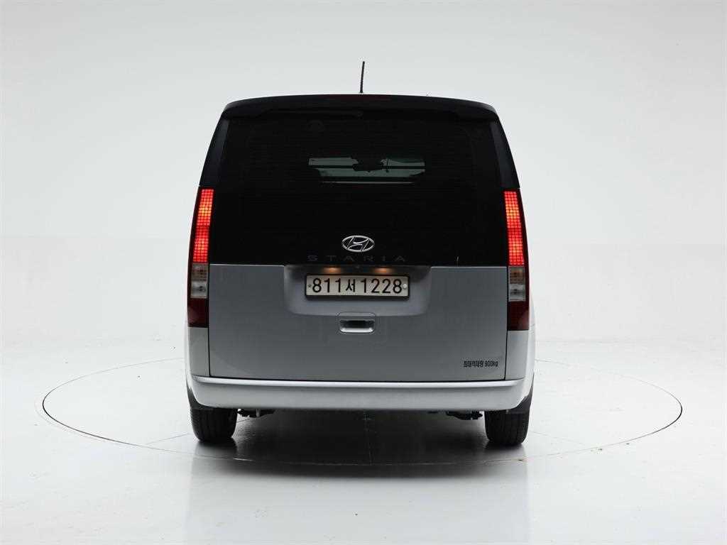 2022 Hyundai Staria 2WD Gris - Miniatura 5
