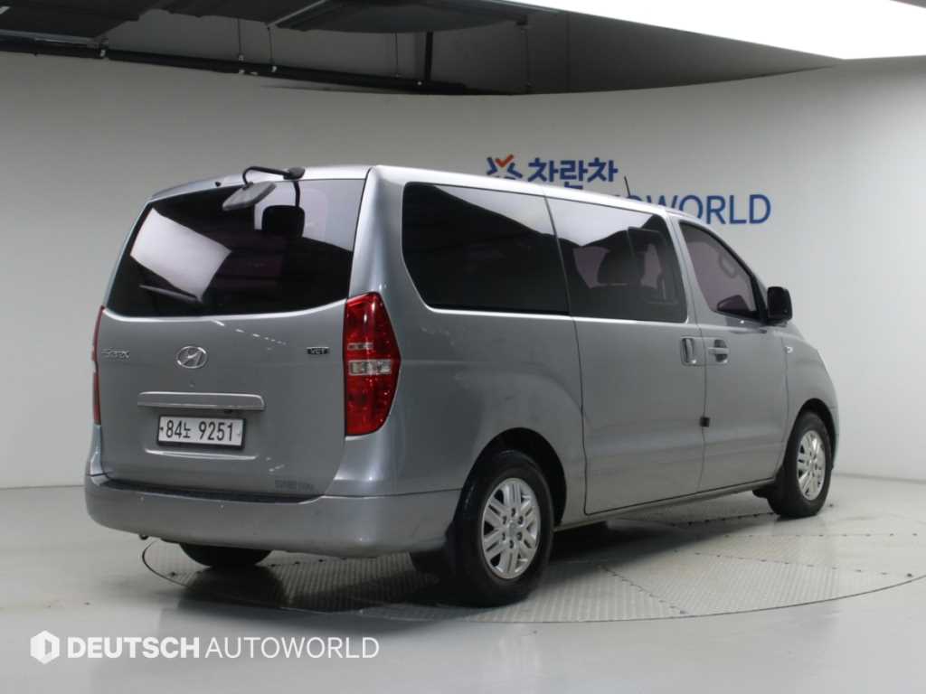 2014 Hyundai Starex Van Gris - Miniatura 2