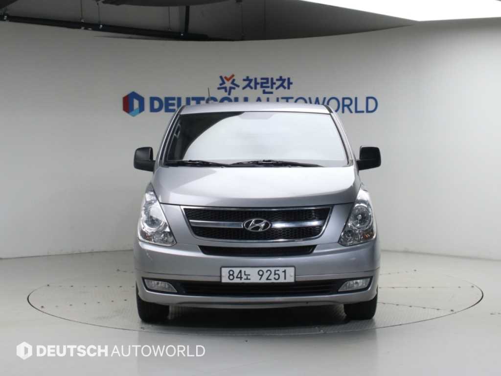 2014 Hyundai Starex Van Gris - Miniatura 3