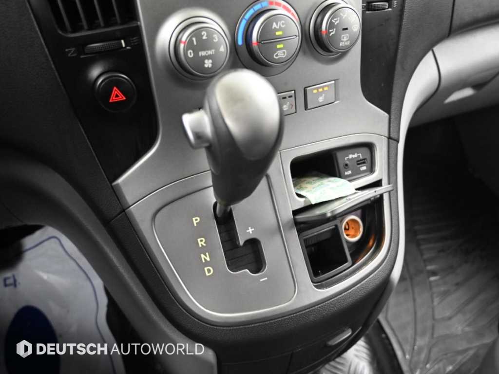 2014 Hyundai Starex Van Gris - Miniatura 9