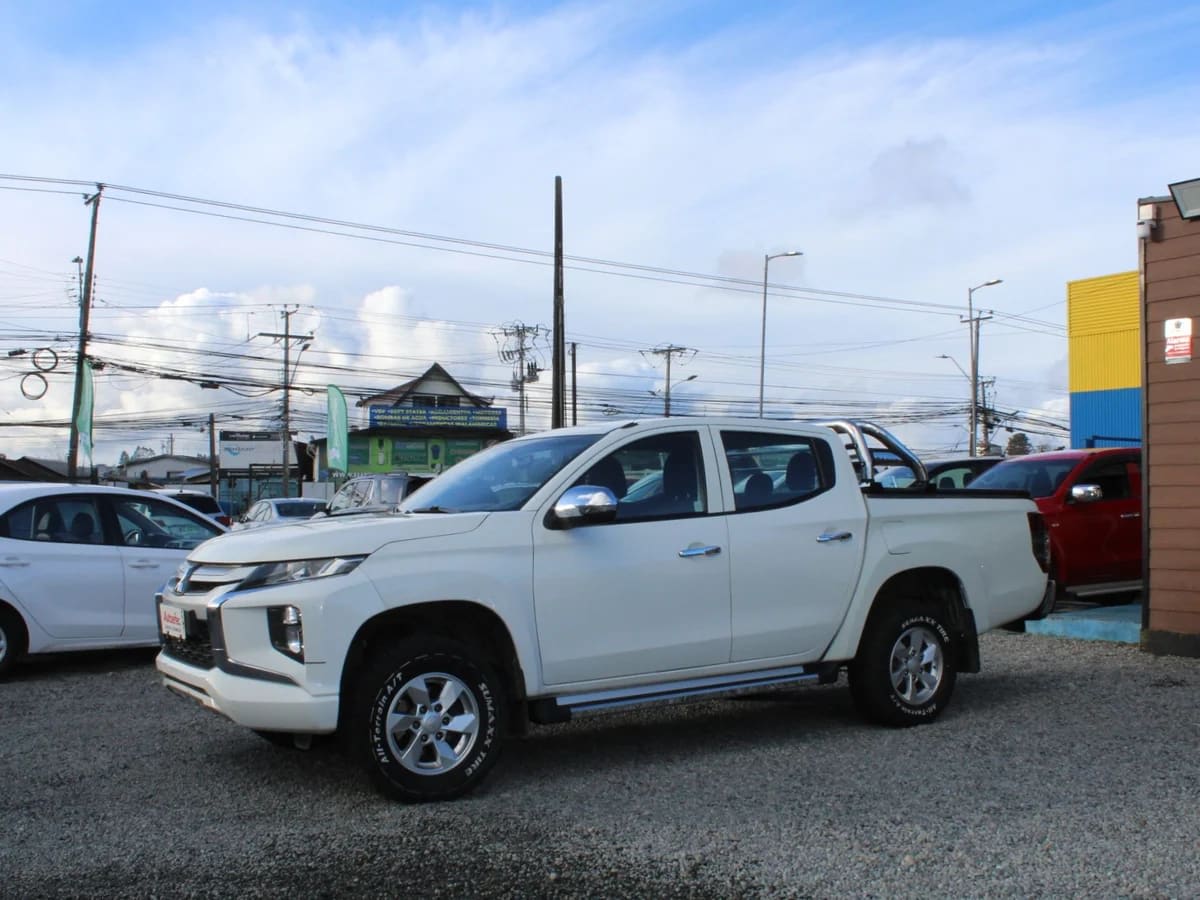 2022 Mitsubishi L200 KATANA Blanco - Imagen 1