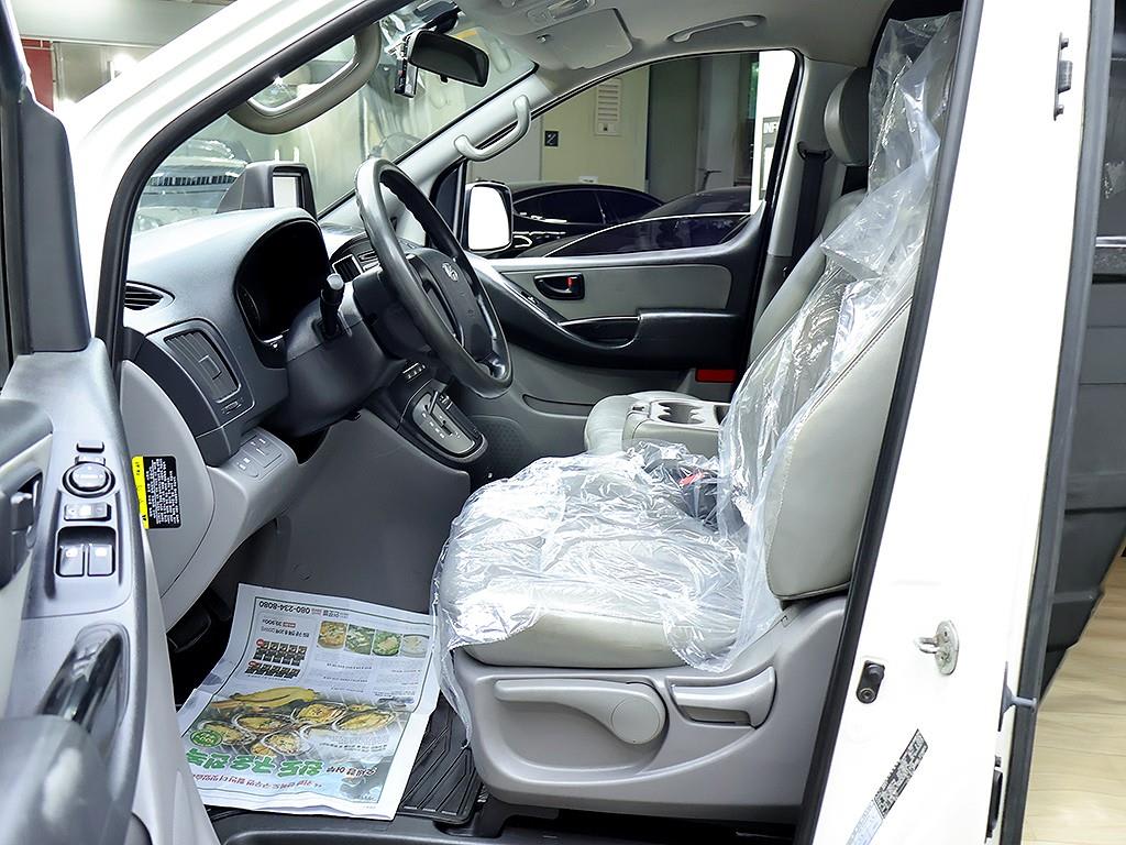 2018 Hyundai Starex Van Blanco - Miniatura 5