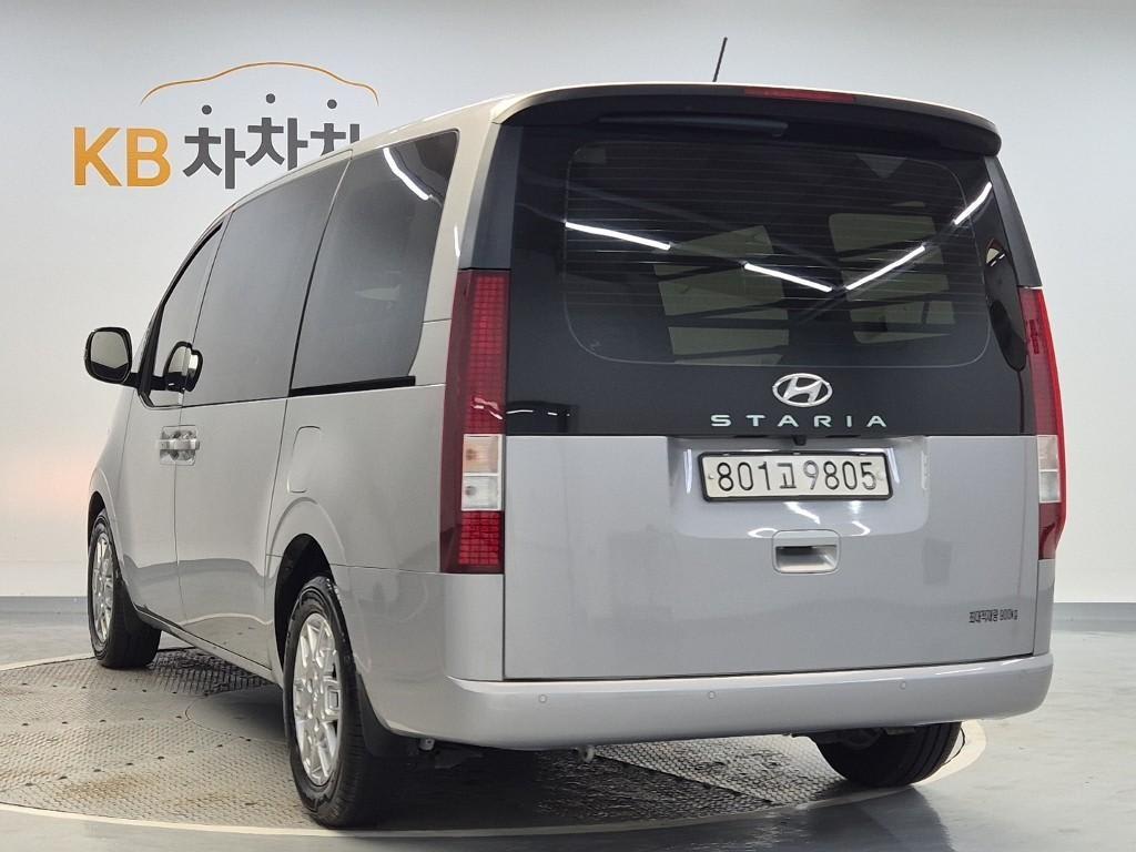 2022 Hyundai Staria 2WD Plata - Miniatura 2