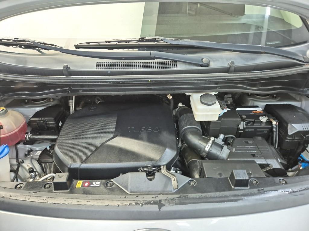 2022 Hyundai Staria 2WD Plata - Miniatura 5