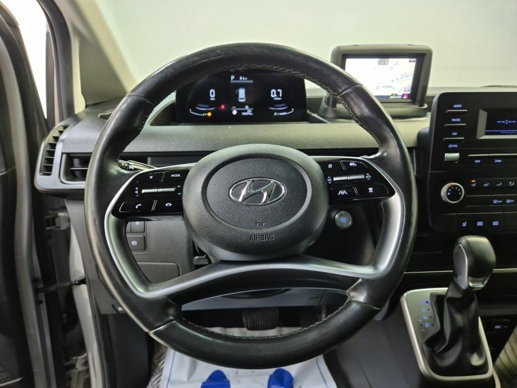 2022 Hyundai Staria 2WD Plata - Miniatura 9