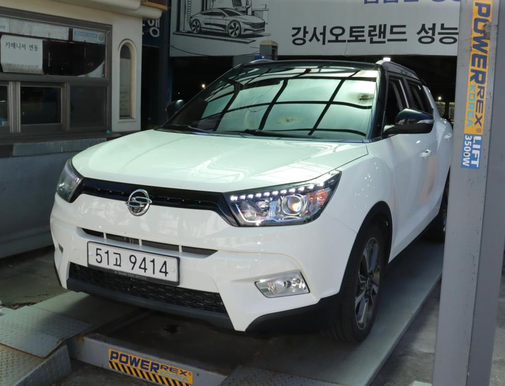 2016 SsangYong Tivoli Diesel Blanco - Miniatura 3