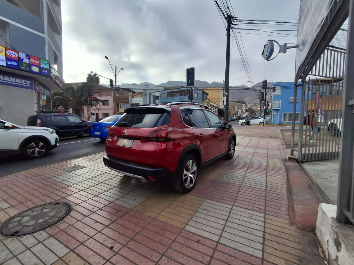 2018 Peugeot 2008 ALLURE Rojo - Miniatura 4