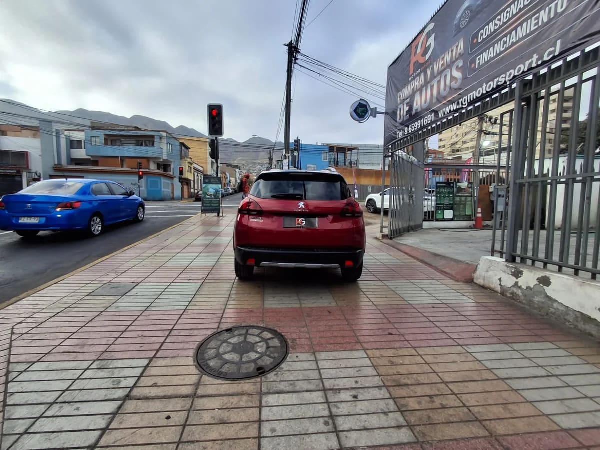 2018 Peugeot 2008 ALLURE Rojo - Miniatura 5