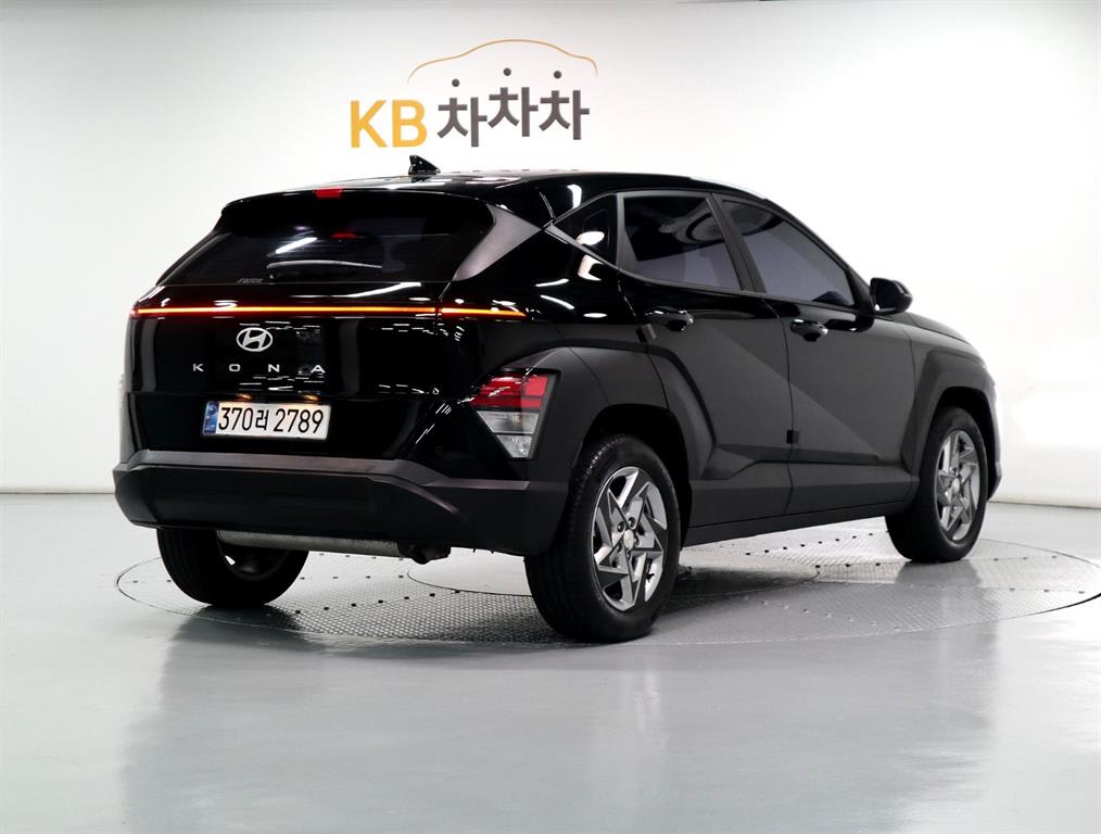 2025 Hyundai Kona New Negro - Miniatura 3