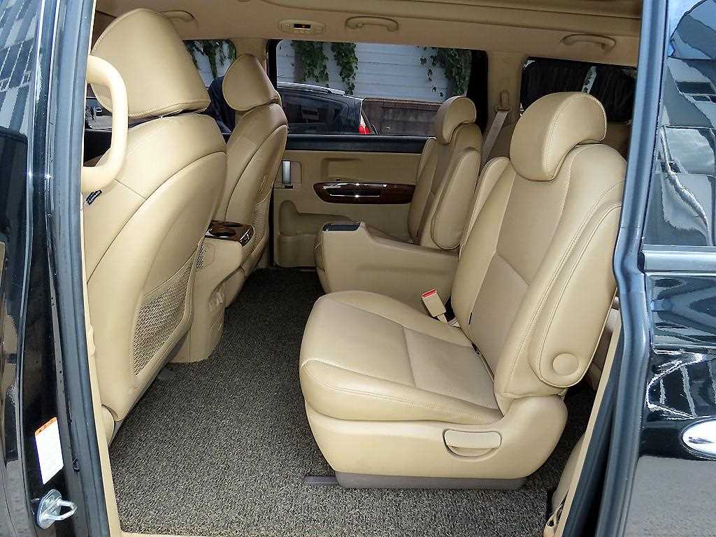 2015 Kia Carnival Diesel Negro - Miniatura 6