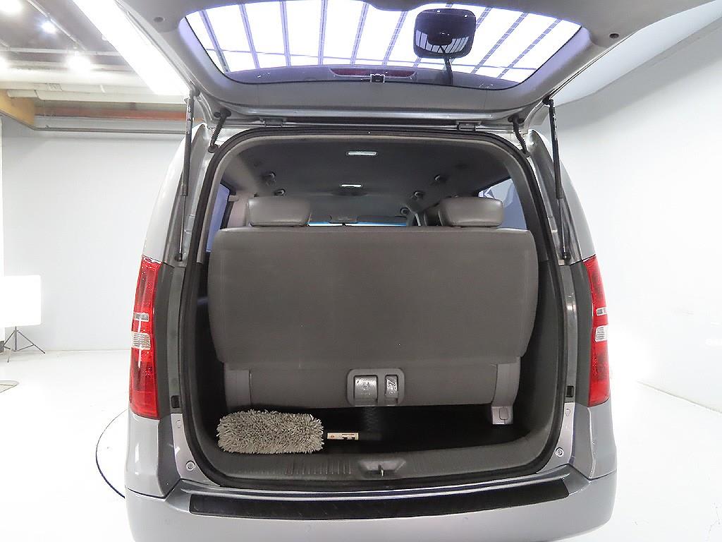 2014 Hyundai Starex 12-seater Gris - Miniatura 9