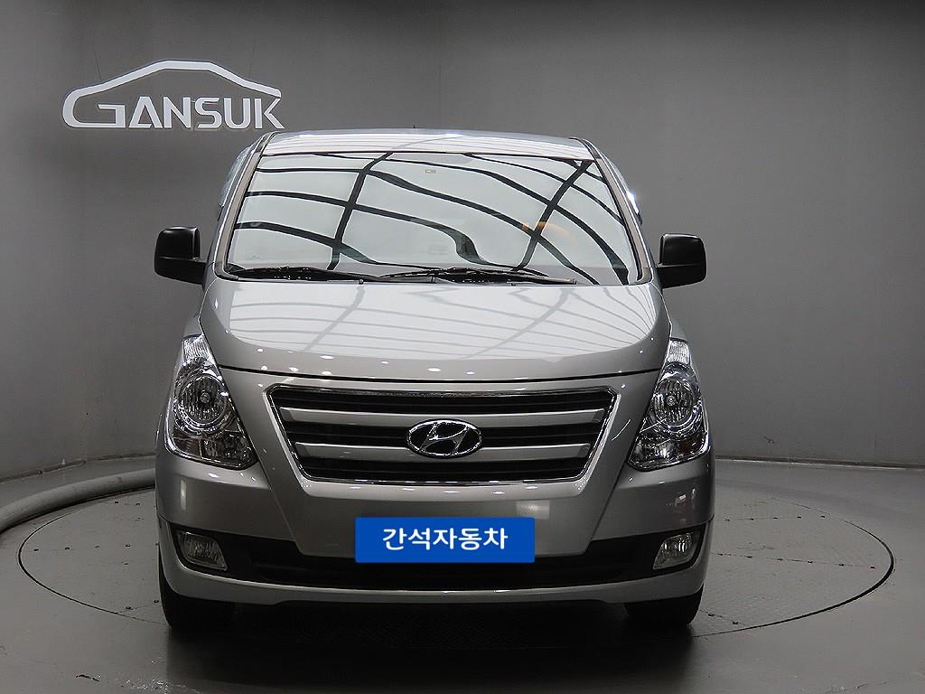 2017 Hyundai Starex Van Gris - Imagen 1