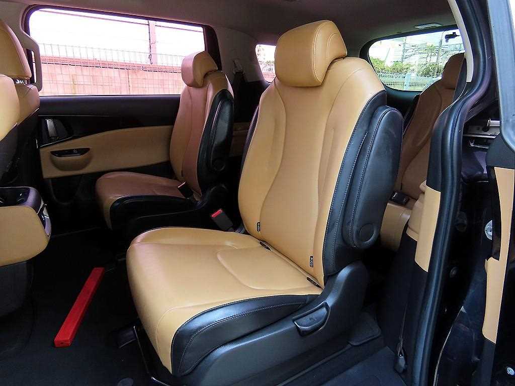 2021 Kia Carnival 4th Negro - Miniatura 6