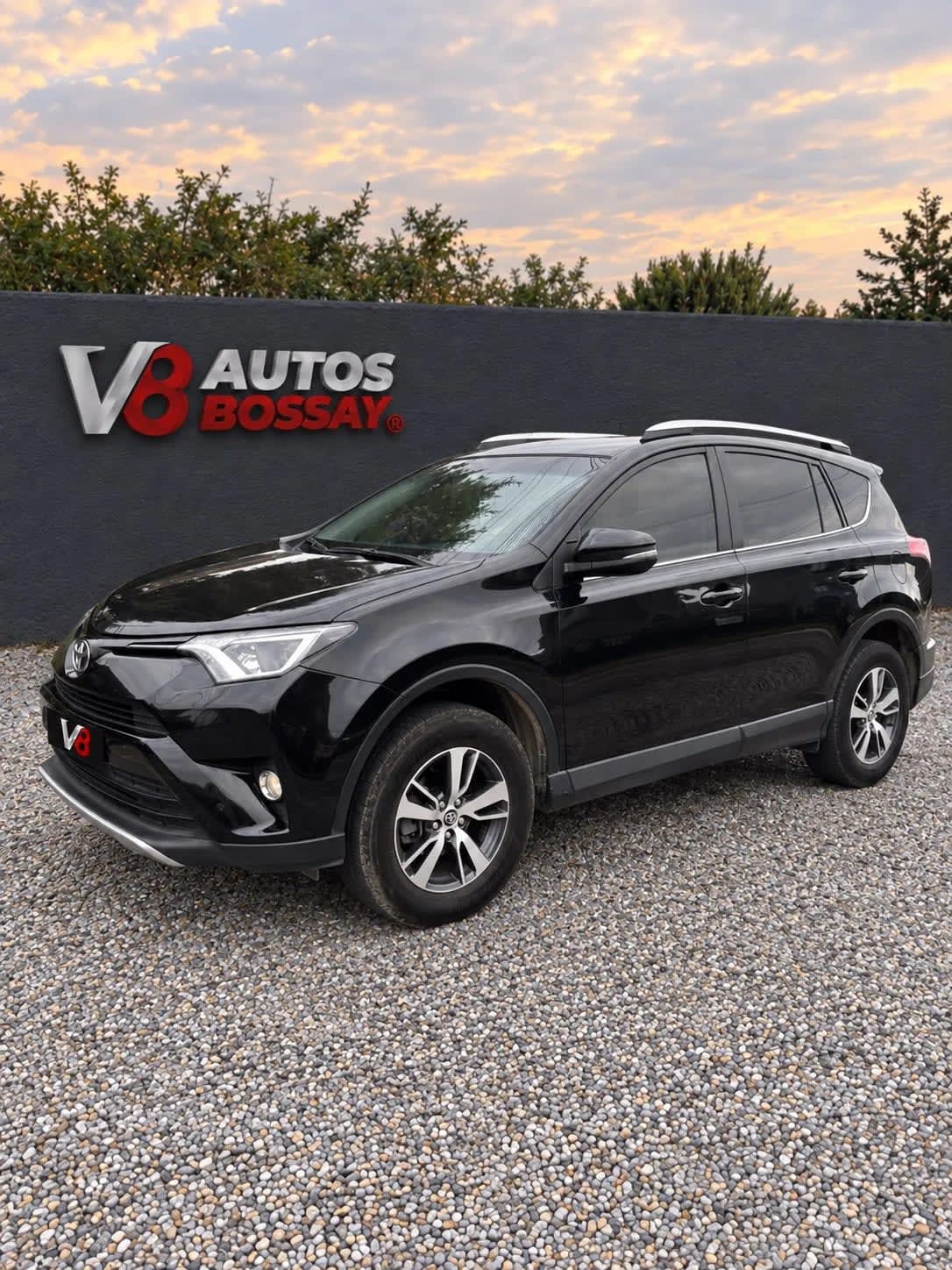 2016 Toyota RAV4 Negro - Miniatura 2