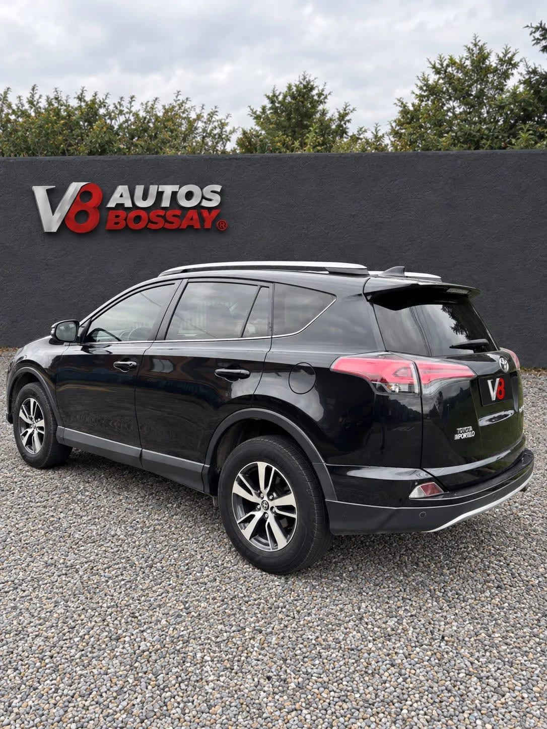 2016 Toyota RAV4 Negro - Miniatura 3