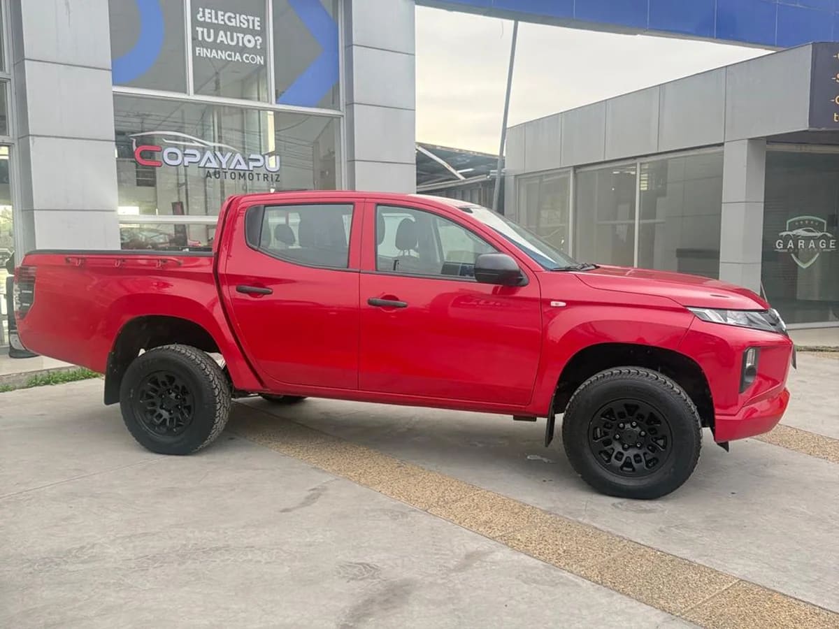 2023 Mitsubishi Katana 2.4 Rojo - Miniatura 3
