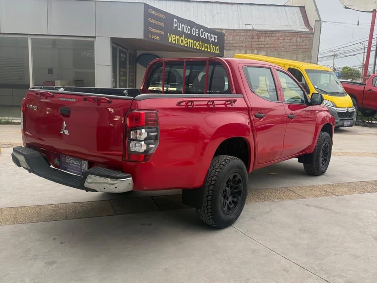 2023 Mitsubishi Katana 2.4 Rojo - Miniatura 4