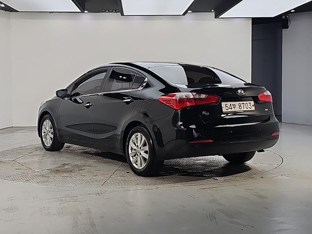 2013 Kia K3 1.6 Negro - Miniatura 3