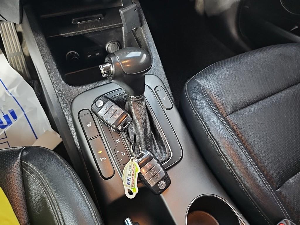 2013 Kia K3 1.6 Negro - Miniatura 8