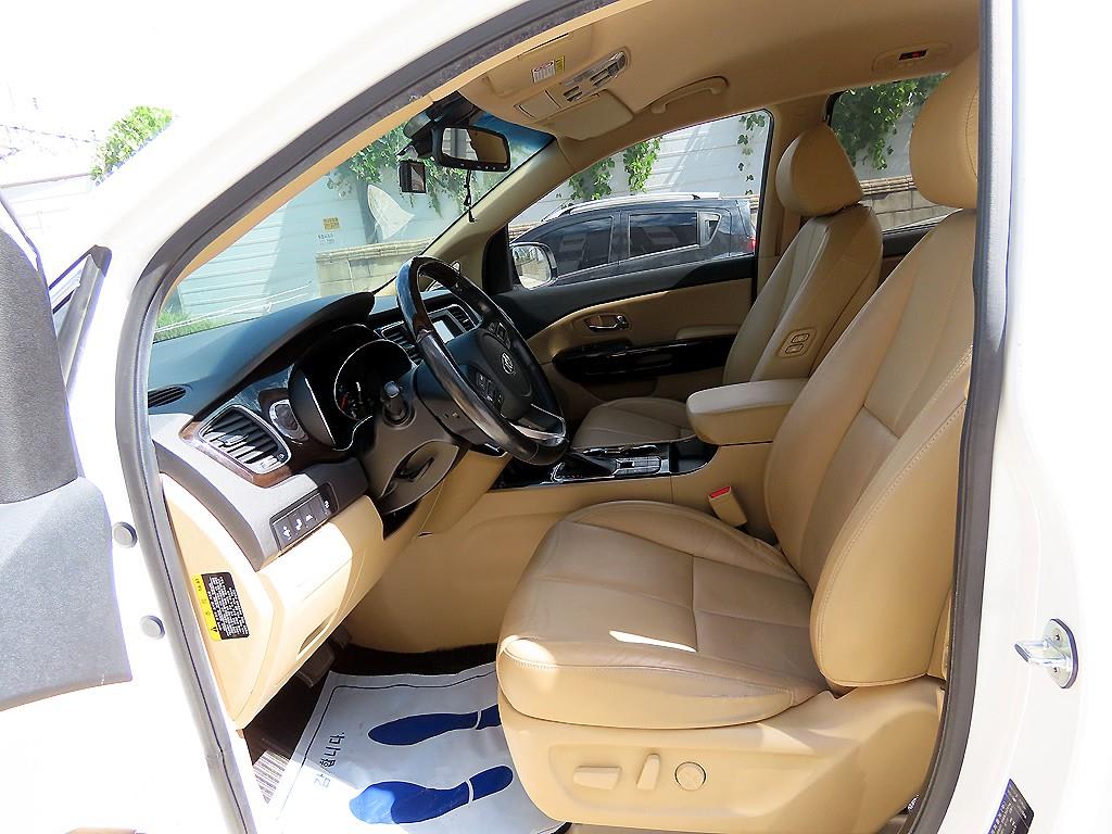 2020 Kia Carnival Gasoline Blanco - Miniatura 5