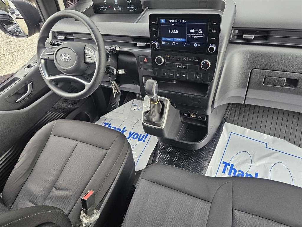2022 Hyundai Staria 2WD Gris - Miniatura 6