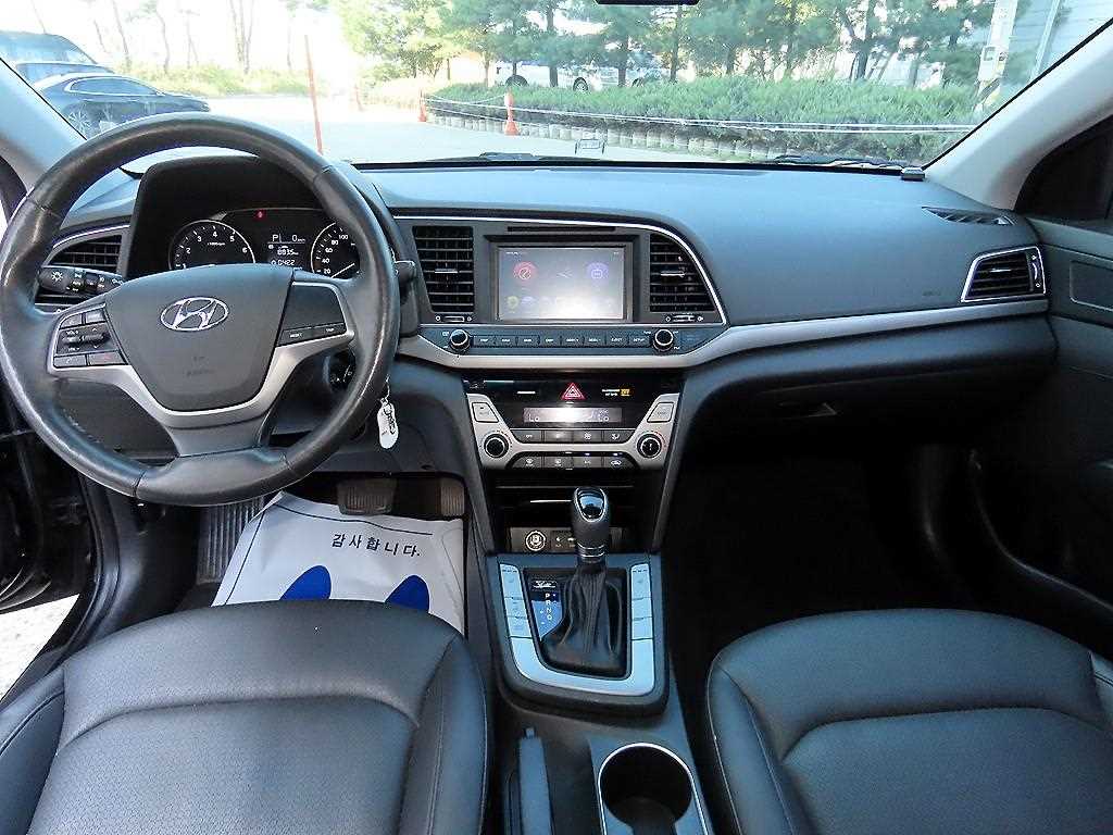 2017 Hyundai Avante AD Negro - Miniatura 7
