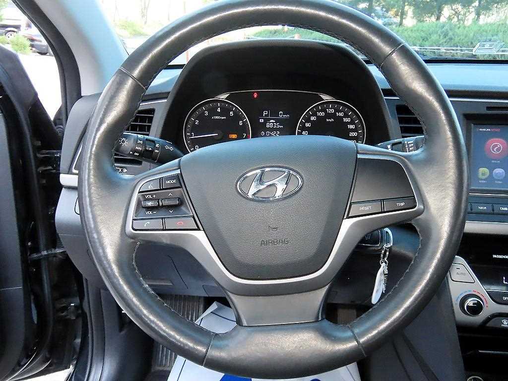 2017 Hyundai Avante AD Negro - Miniatura 8