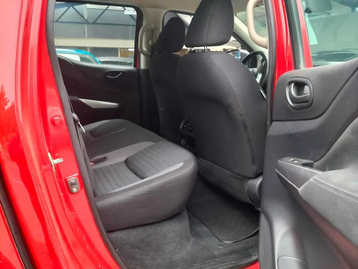 2022 Nissan Navara DC Rojo - Miniatura 2