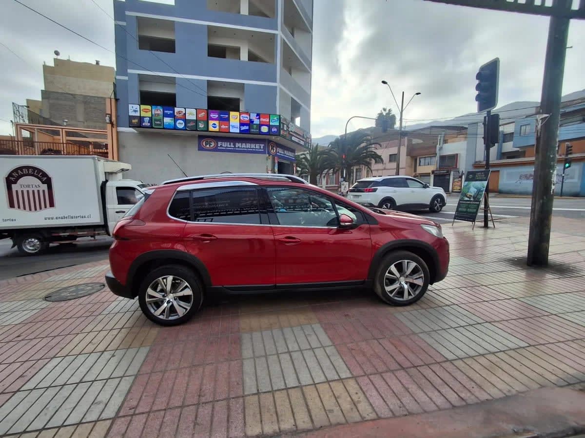 2018 Peugeot 2008 ALLURE Rojo - Miniatura 3