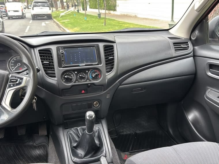 2022 Mitsubishi L200 KATANA - Miniatura 8