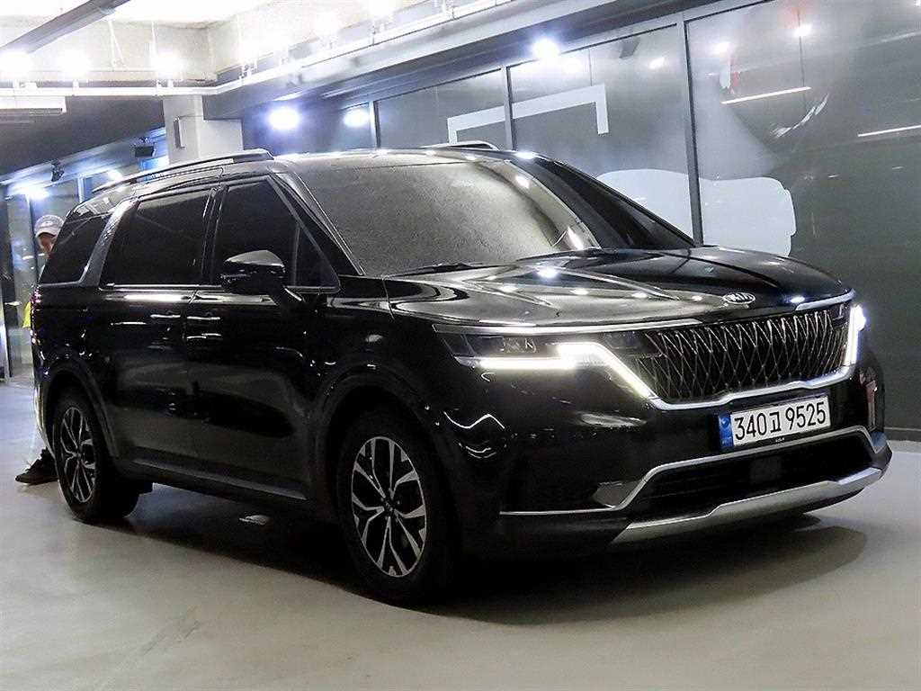 2021 Kia Carnival 4th - Imagen 1