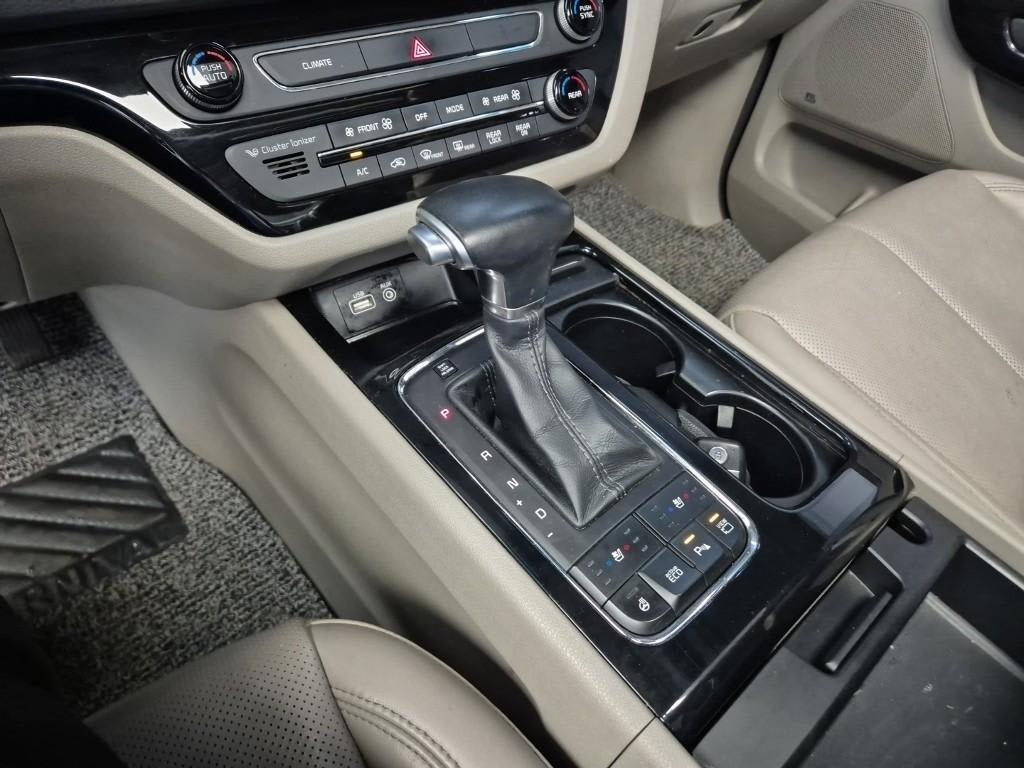 2017 Kia Carnival Diesel Negro - Miniatura 8