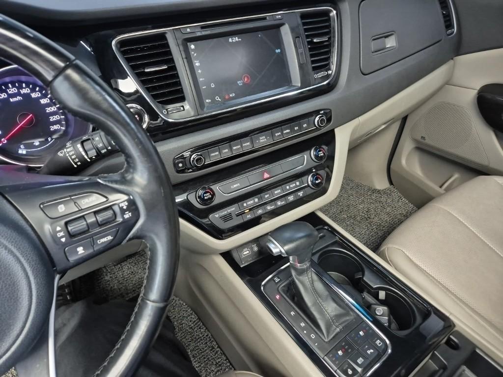 2017 Kia Carnival Diesel Negro - Miniatura 10