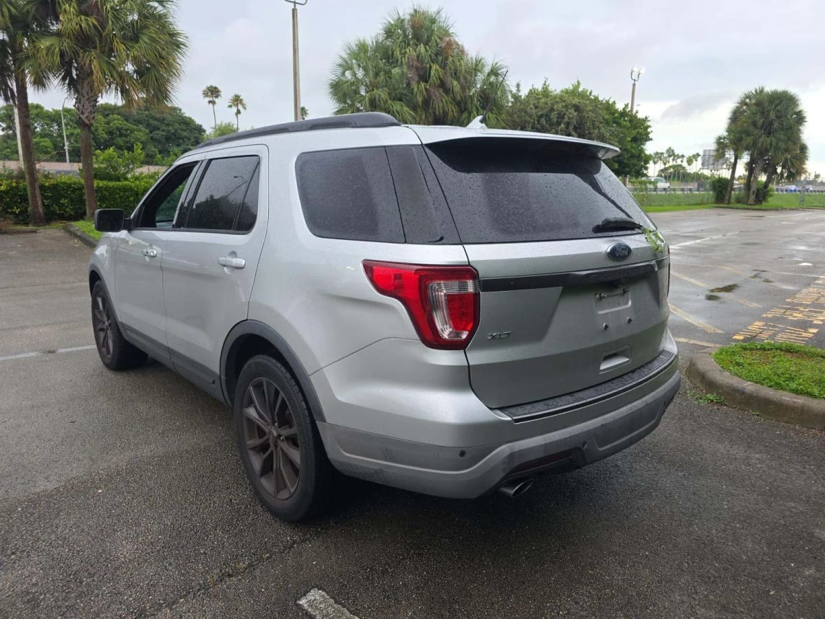 2018 Ford Explorer XLT Plata - Miniatura 2