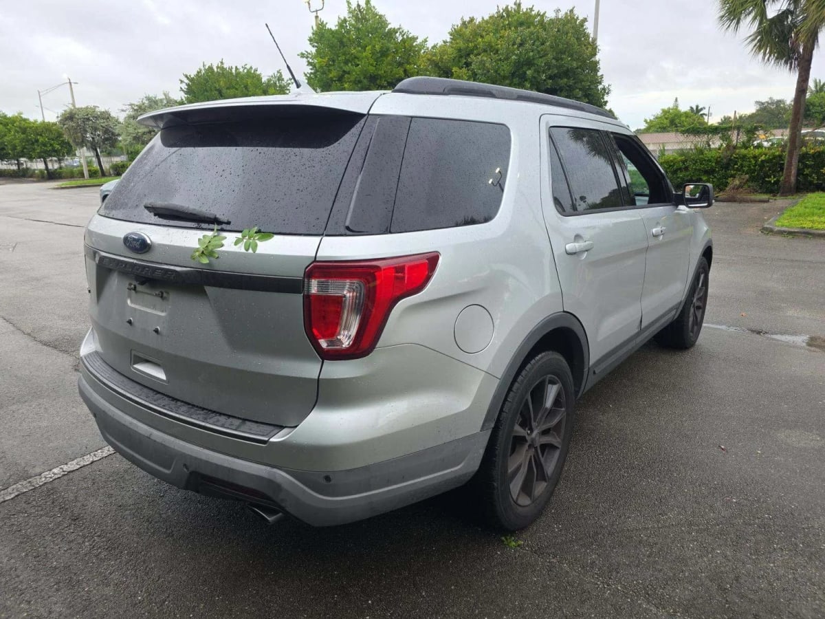 2018 Ford Explorer XLT Plata - Miniatura 3