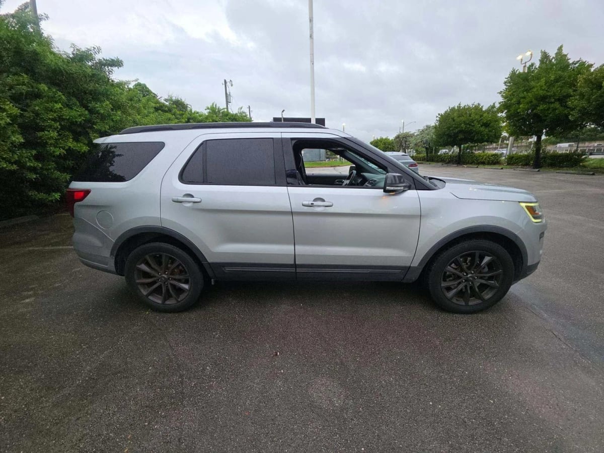 2018 Ford Explorer XLT Plata - Miniatura 4