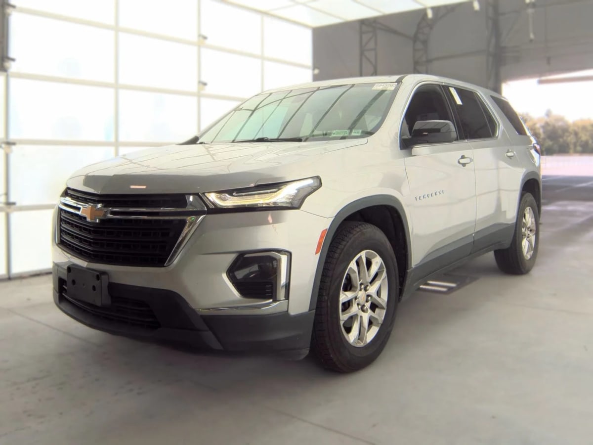 2022 Chevrolet Traverse LS Plata - Imagen 1