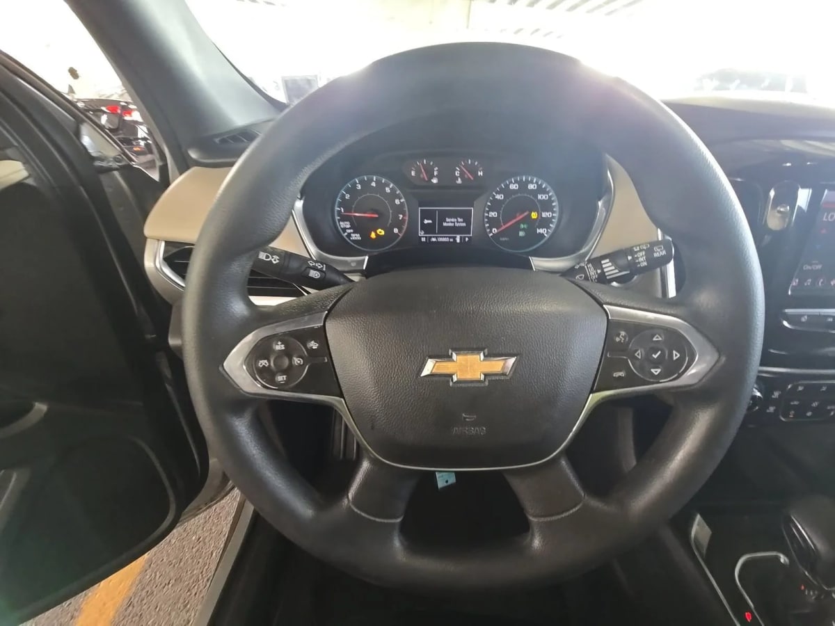 2022 Chevrolet Traverse LS Plata - Miniatura 10