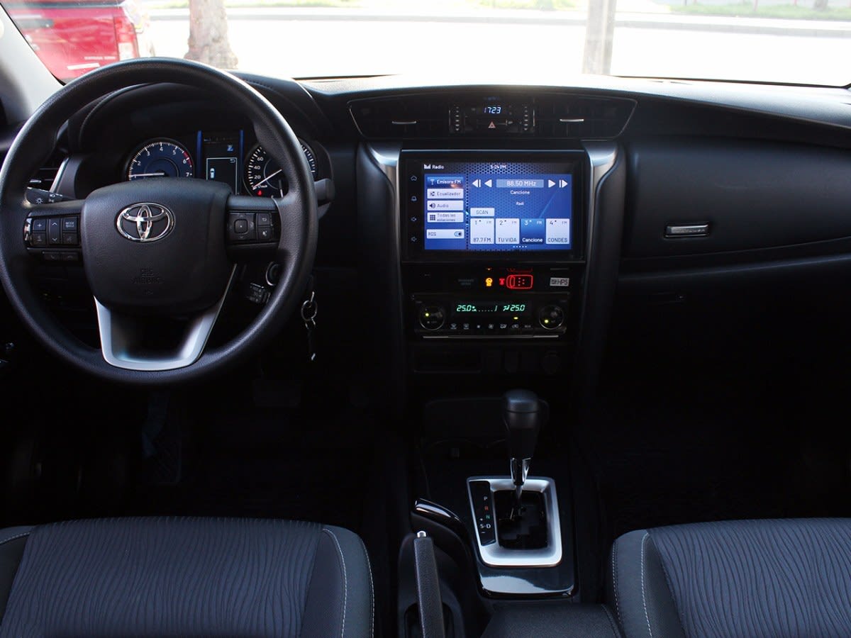 2025 TOYOTA FORTUNER 2.7 Gris - Miniatura 9