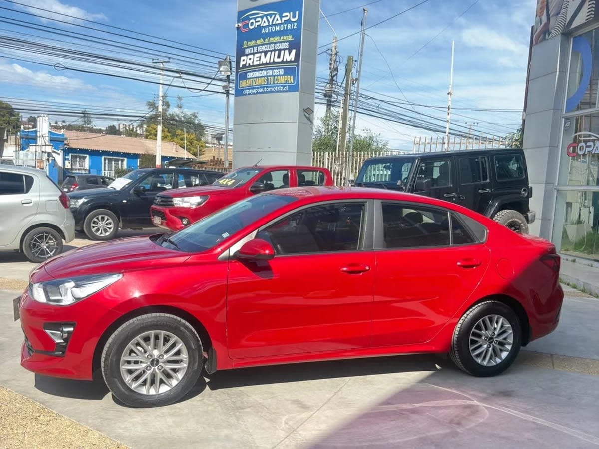 2022 KIA Rio 4 1.4 Rojo - Miniatura 4