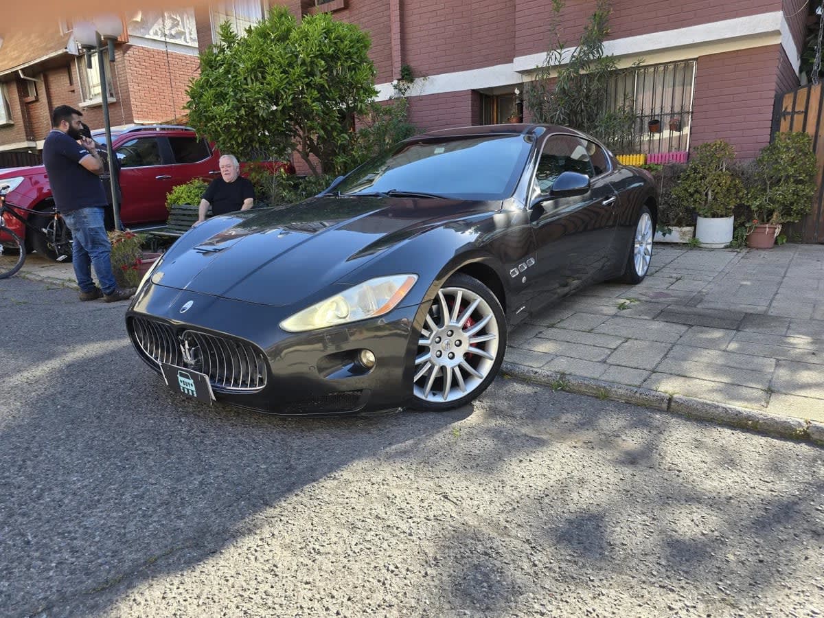 2012 Maserati Granturismo GRAN Gris - Miniatura 2