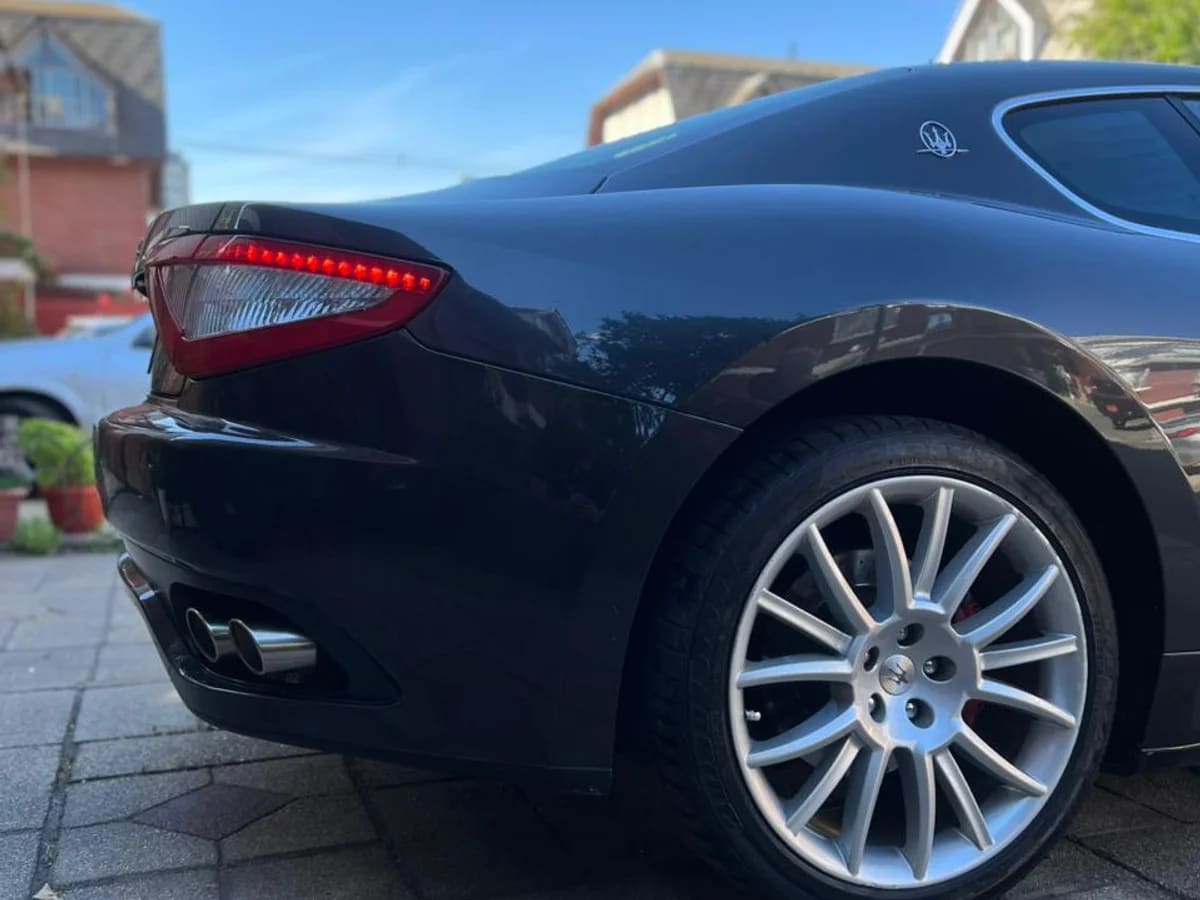 2012 Maserati Granturismo GRAN Gris - Miniatura 7