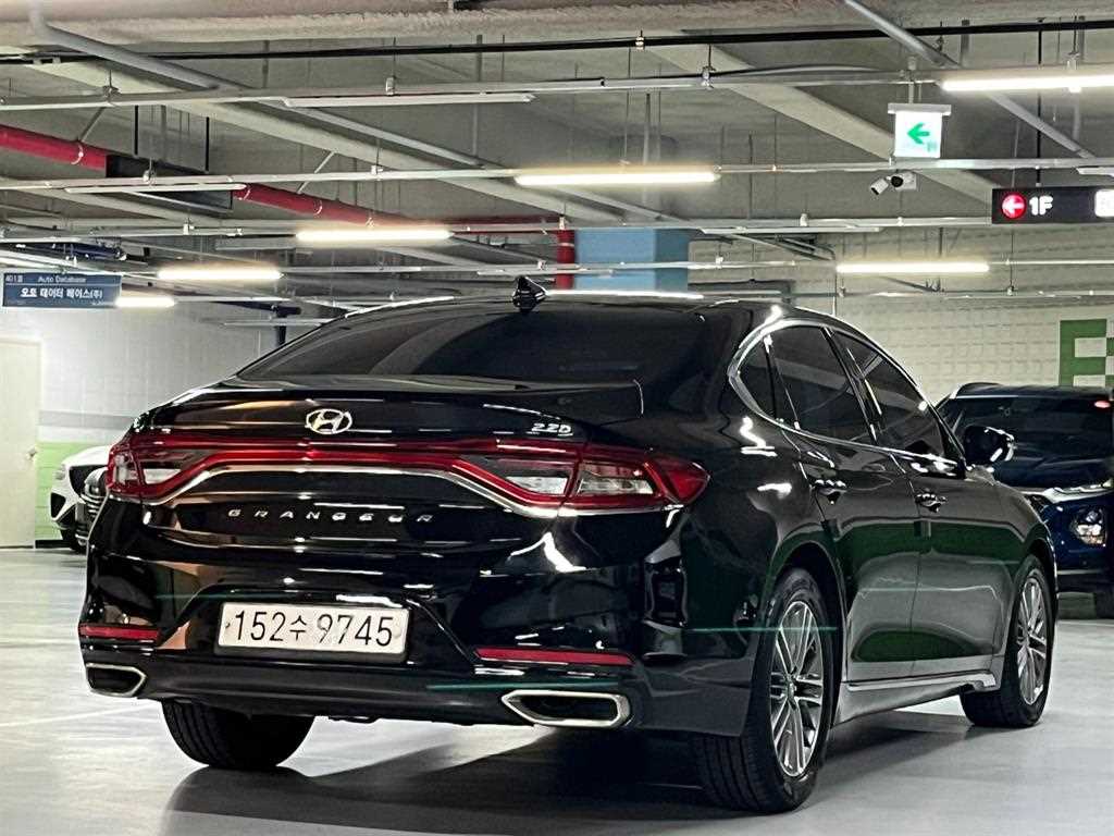 2018 Hyundai Grandeur IG Negro - Miniatura 4