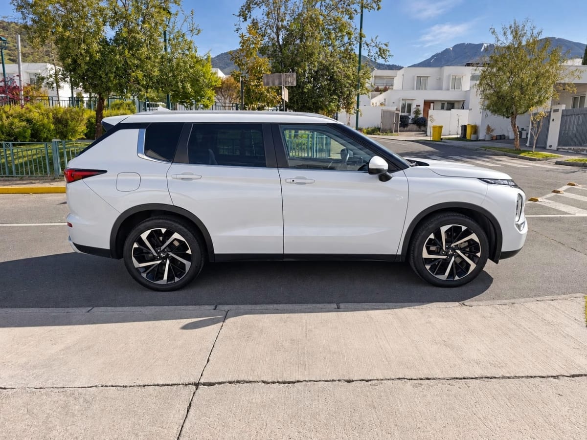 2023 Mitsubishi Outlander 4X4 Blanco - Miniatura 3