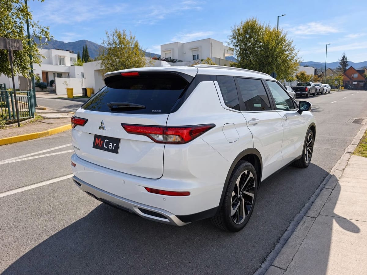 2023 Mitsubishi Outlander 4X4 Blanco - Miniatura 4