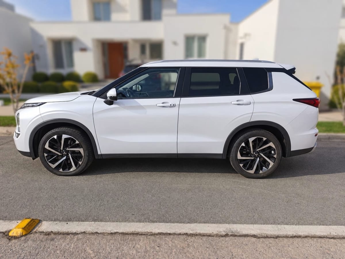 2023 Mitsubishi Outlander 4X4 Blanco - Miniatura 8