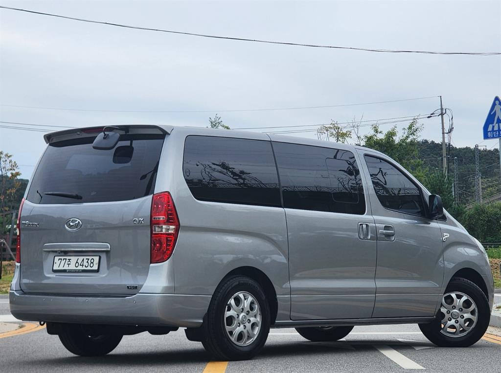 2013 Hyundai Starex 12-seater Gris - Imagen 1