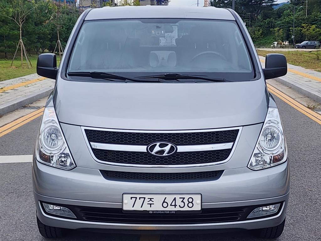 2013 Hyundai Starex 12-seater Gris - Miniatura 3