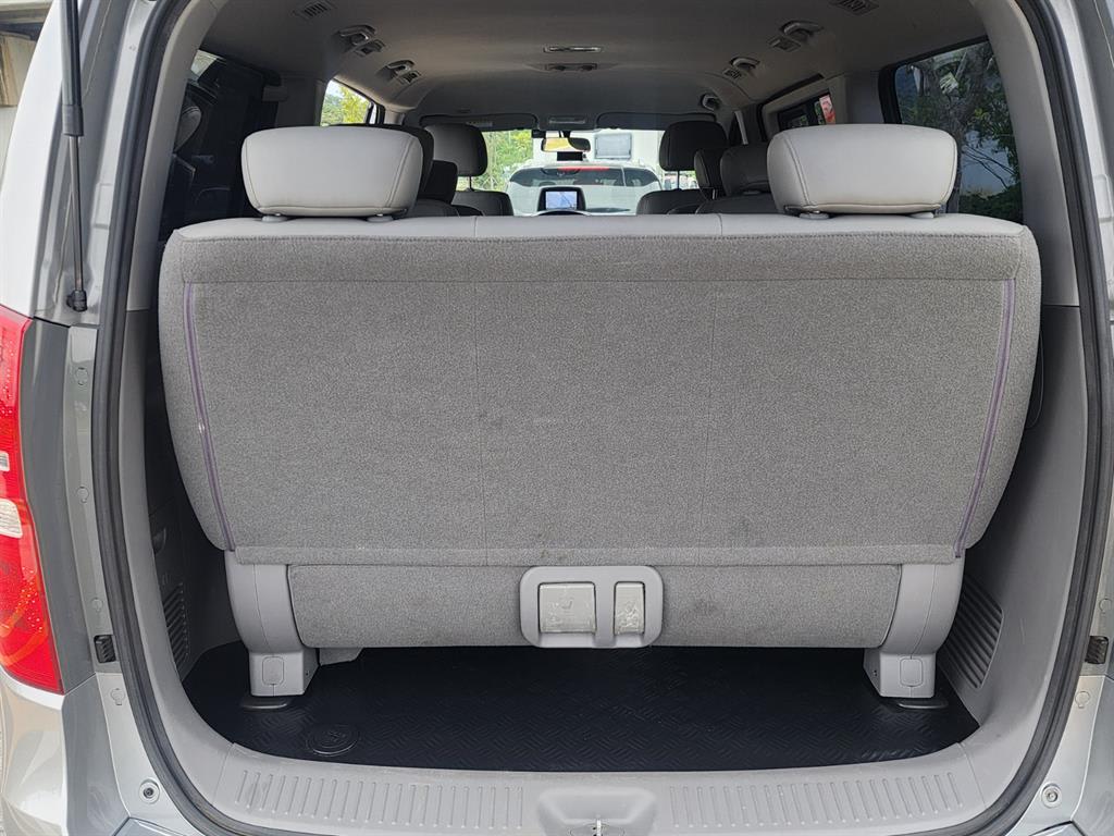 2013 Hyundai Starex 12-seater Gris - Miniatura 5