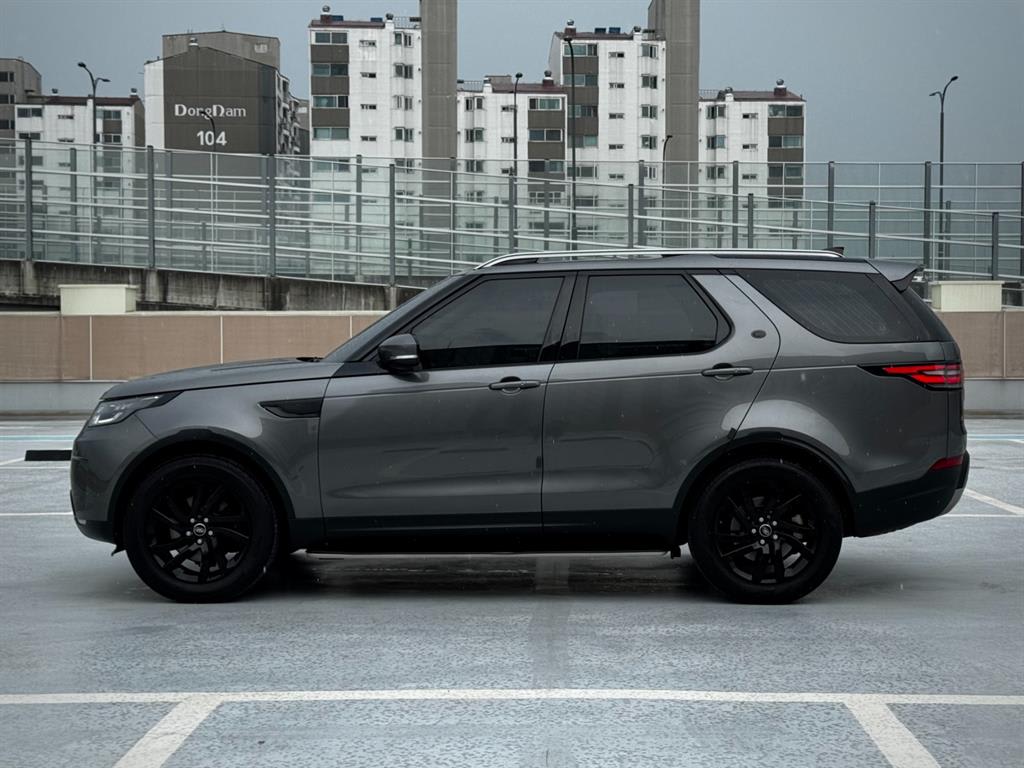 2017 Land Rover Discovery 5 Gris - Miniatura 5
